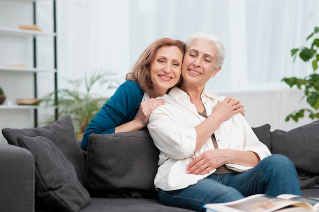 Kostenloses Foto entzückende fällige frauen, die freundschaft feiern