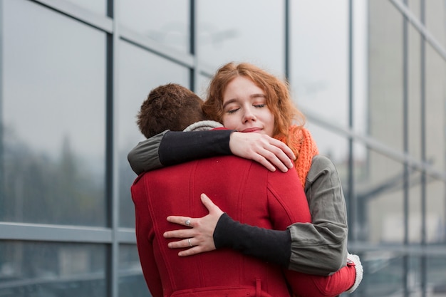 Entzückende Frauen, die mit Leidenschaft umarmen