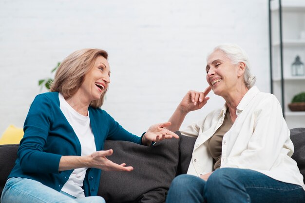 Entzückende Frauen, die zusammen lachen