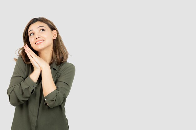 Entzückende junge Frau im lässigen Outfit, die steht und denkt