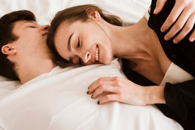 Entzückende junge Liebhaber zusammen im Bett