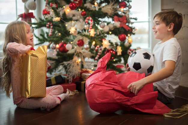 Entzückende Kinder, die den Weihnachtstag genießen