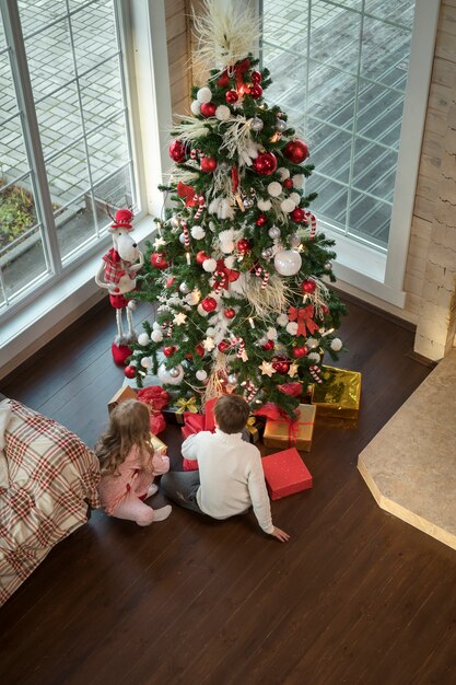 Entzückende Kinder, die den Weihnachtstag genießen