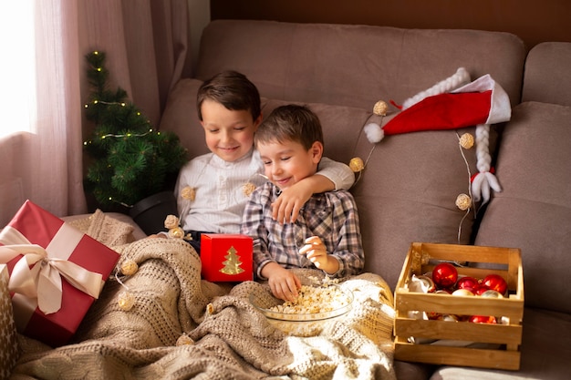 Entzückende kleine Brüder, die an Weihnachten Zeit miteinander verbringen