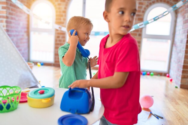 Kostenloses Foto entzückende kleinkinder spielen im kindergarten mit vielen spielsachen