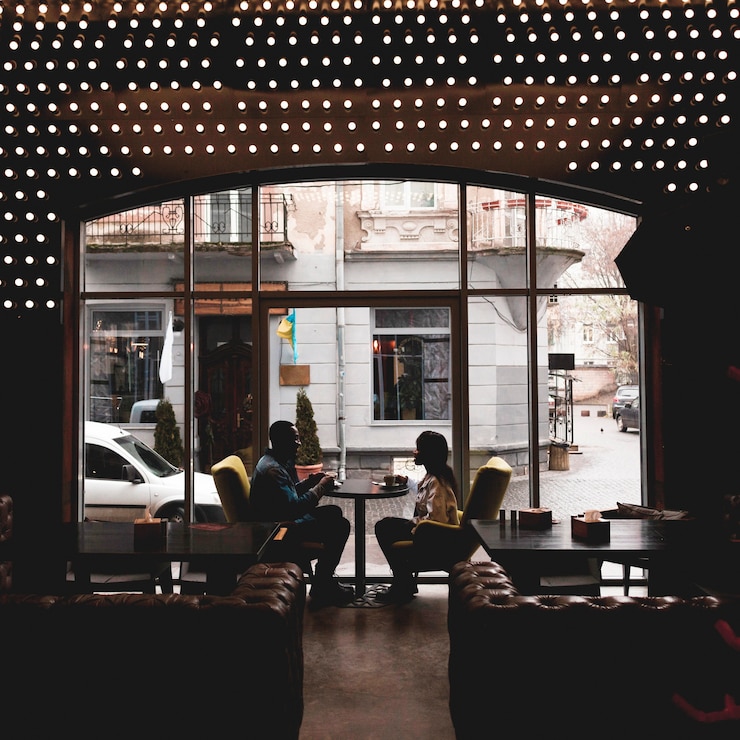 Kostenlose Foto entzückende paare, die im café sitzen
