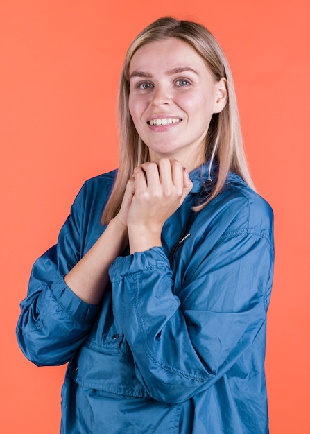 Entzückende zufällige Frau, die im Studio aufwirft