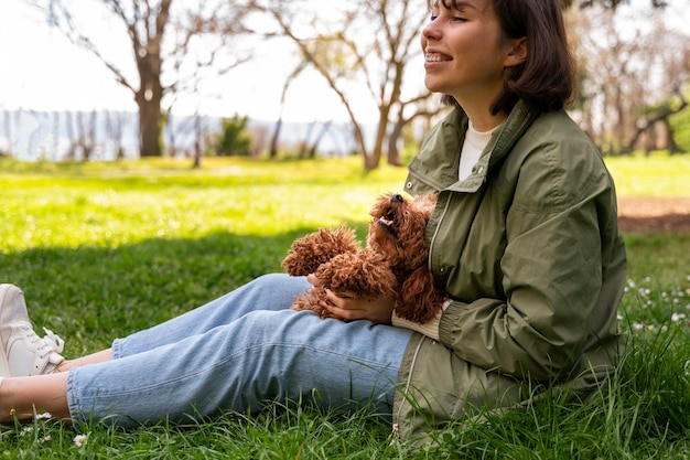 Kostenloses Foto entzückender hund im park in der natur mit besitzer