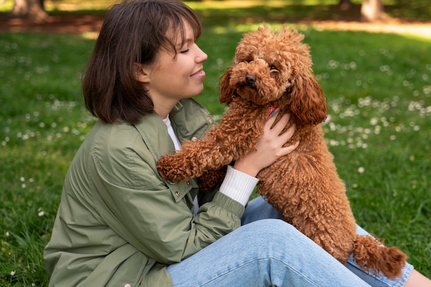 Kostenloses Foto entzückender hund im park in der natur mit besitzer