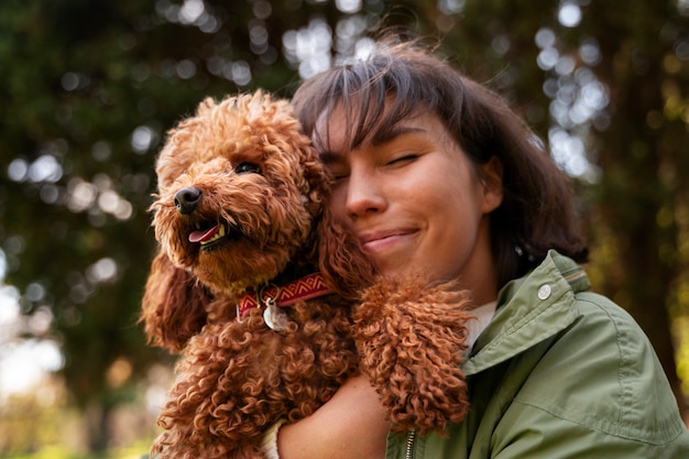 Kostenloses Foto entzückender hund im park in der natur mit besitzer