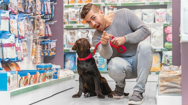 Kostenloses Foto entzückender hund mit besitzer in der tierhandlung