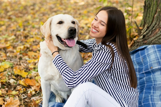 Entzückender Hund mit Frau im Park