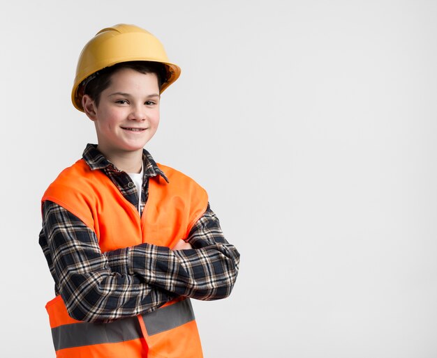 Entzückender Junge mit Schutzhelm auf