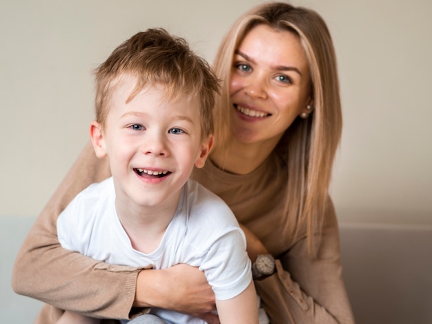 Entzückender Junge und Mutter lächelnd