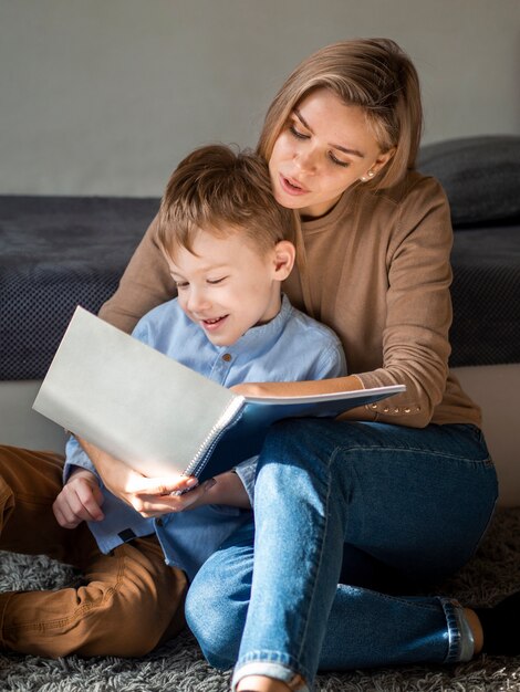 Entzückender Junge und Mutter zusammen