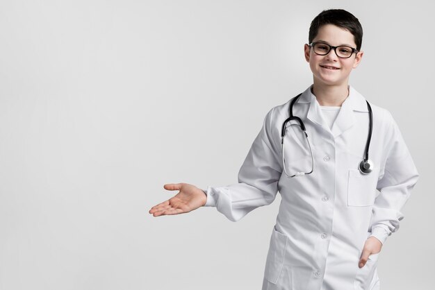 Entzückender junger Arzt mit Kopierraum