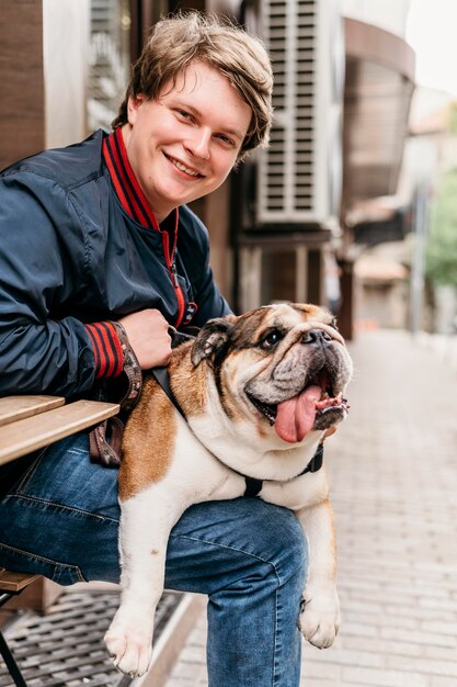 Entzückender kleiner Hund für einen Spaziergang