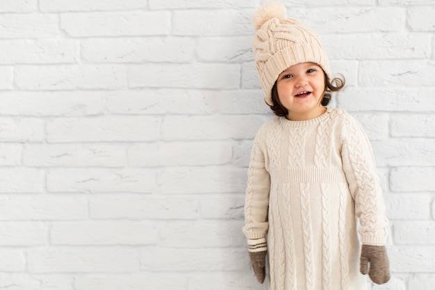 Entzückender Winter des kleinen Mädchens gekleidet
