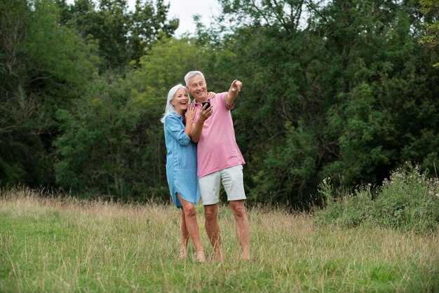 Entzückendes älteres Paar, das etwas Zeit im Freien hat?