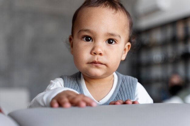 Entzückendes Baby, das auf der Couch aufwirft