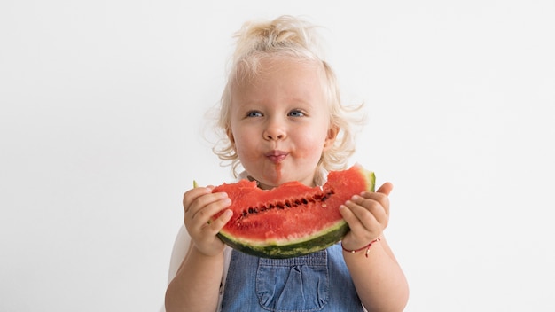 Kostenloses Foto entzückendes baby, das mit essen spielt