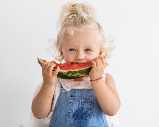 Entzückendes Baby, das mit Essen spielt