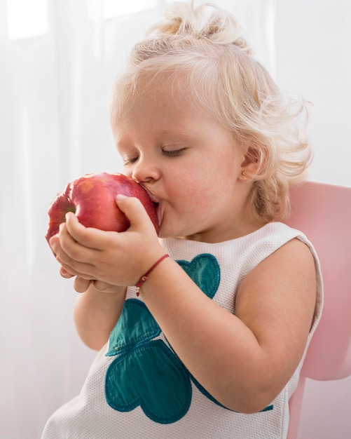 Entzückendes Baby, das mit Essen spielt