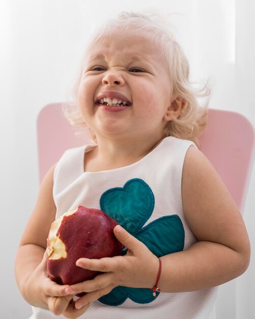 Entzückendes Baby, das mit Essen spielt