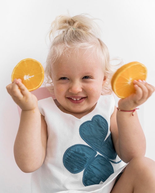 Kostenloses Foto entzückendes baby, das mit essen spielt