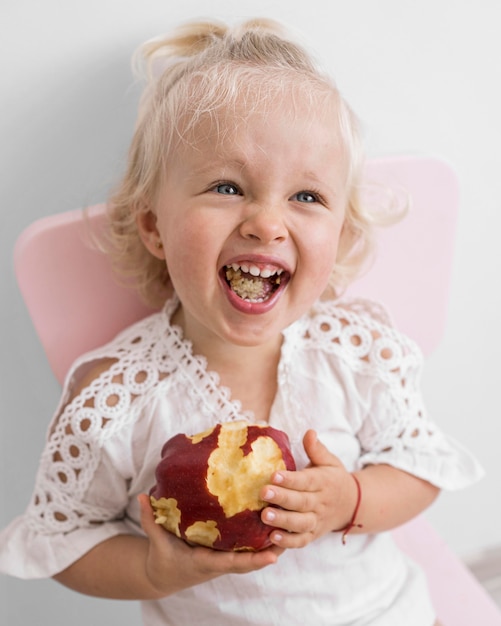 Entzückendes Baby, das mit Essen spielt