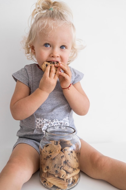 Kostenloses Foto entzückendes baby, das mit essen spielt