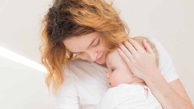 Entzückendes Baby zusammen mit Mutter