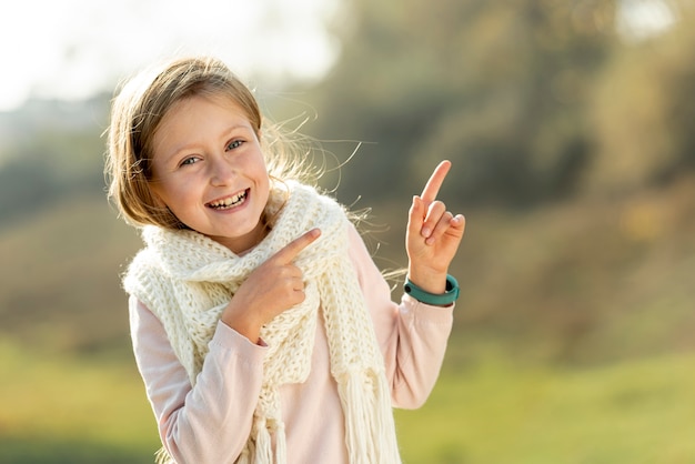 Entzückendes blondes Mädchen, das Mode aufwirft