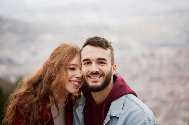 Kostenloses Foto entzückendes glückliches paar, das draußen aufwirft