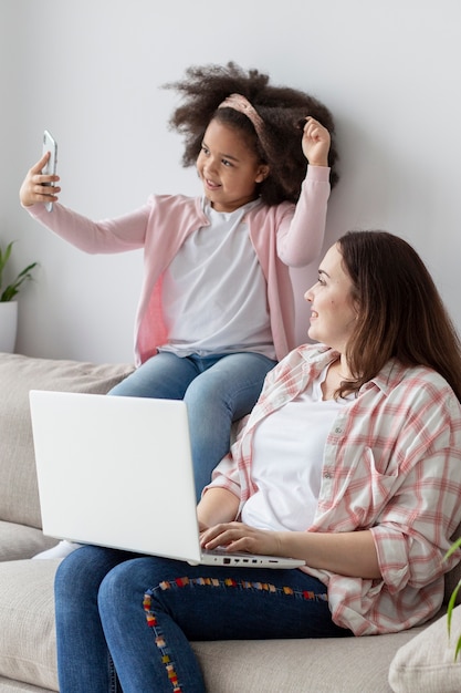 Entzückendes junges Mädchen, das gute Zeit mit Mutter hat