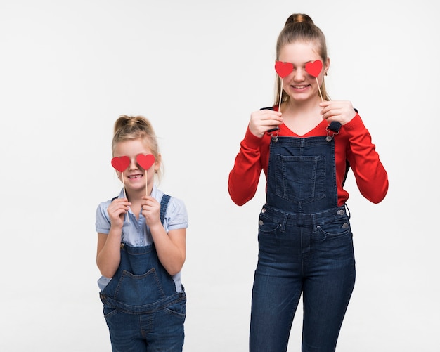 Kostenloses Foto entzückendes junges mädchen, das zusammen aufwirft