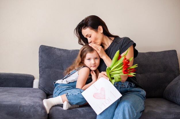 Entzückendes junges Mädchen und Mutter zusammen