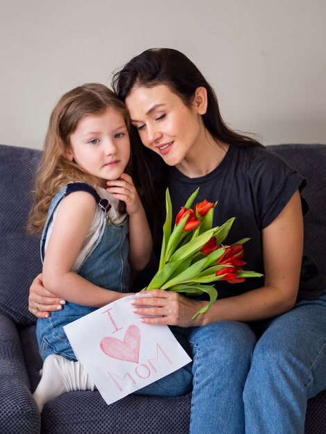 Entzückendes junges Mädchen und Mutter zusammen