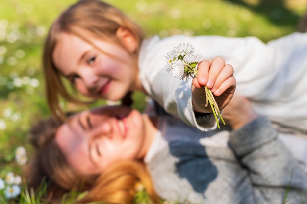 Entzückendes Kind, das Blumen hält