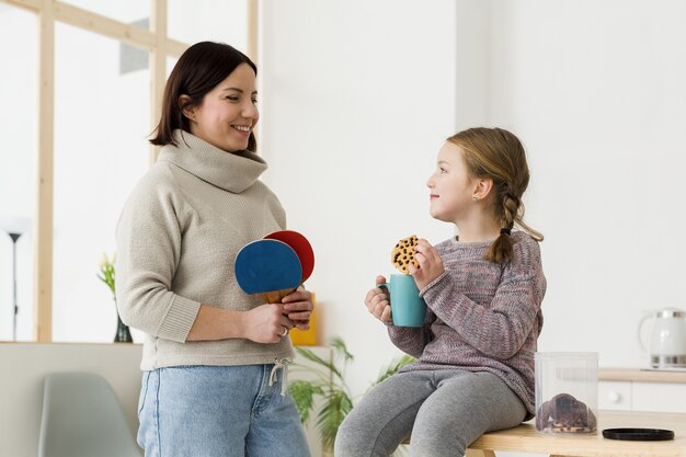 Entzückendes Kind, das Mutter ansieht