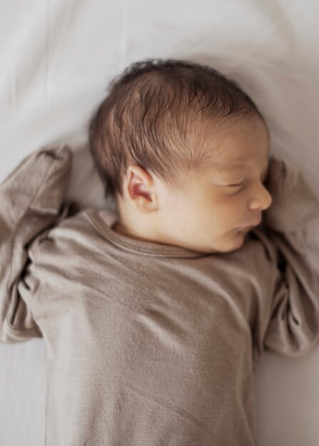 Entzückendes kleines Babyschlafen der Draufsicht
