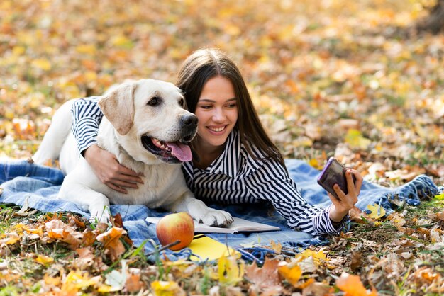 Entzückendes Labrador mit junger Frau