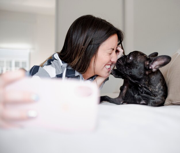 Entzückendes Mädchen, das ein selfie mit ihrem Hund nimmt