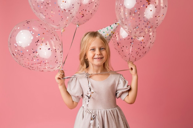 Entzückendes Mädchen mit Luftballons im Kostüm