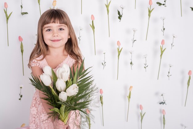 Entzückendes Mädchen mit Vorderansicht der Tulpen