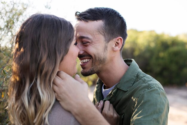 Entzückendes Paar, das am Valentinstag Zeit miteinander verbringt