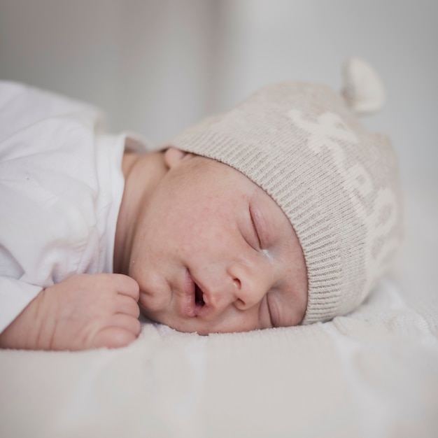 Entzückendes Schlafen des kleinen Jungen der Nahaufnahme