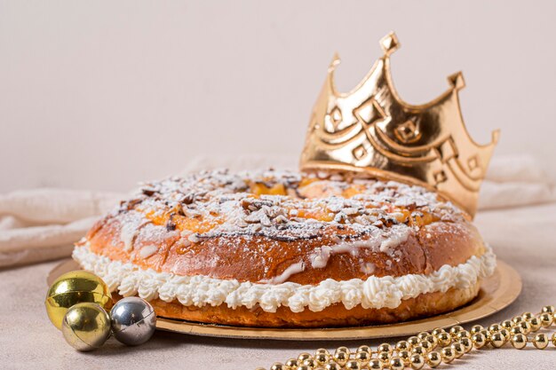 Epiphanie-Tagesnahrung der Vorderansicht auf goldenem Teller