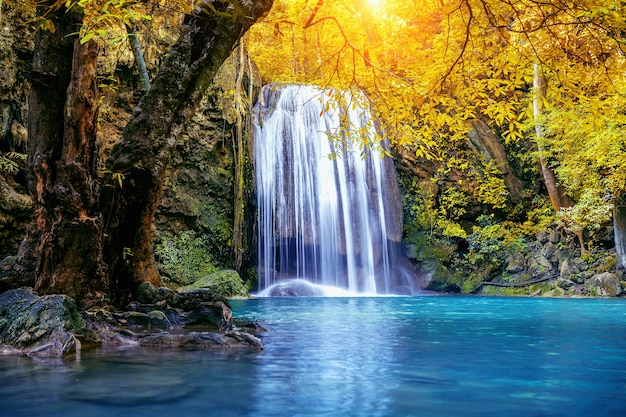 Erawan Wasserfall im Herbst, Thailand. Schöner Wasserfall mit smaragdgrünem Pool in der Natur.