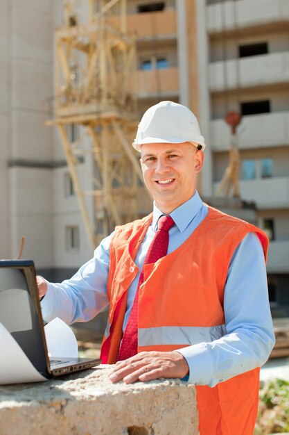 Erbauer arbeitet auf der Baustelle